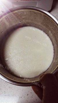 自制草莓酸奶做法图解5)