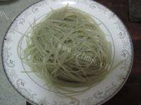 特别的剁椒丝瓜蒸粉条做法图解2)