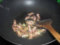 口感丰富的杏鲍菇炒腊肉做法图解3)