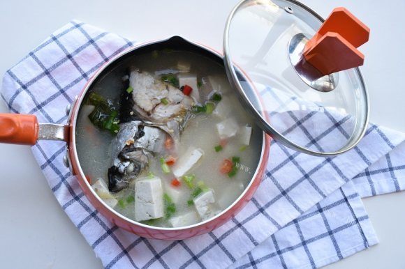 香喷喷的鱼头豆腐汤