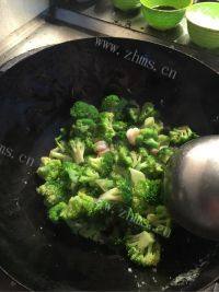 家常菜西兰花炒虾仁做法图解7)