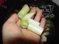 家常菜豆腐炖鱼做法图解7)
