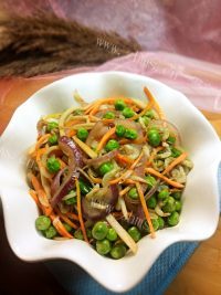 美味的洋葱炒豌豆做法图解11)