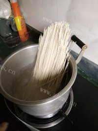 爽口的荷包蛋咸菜面做法图解3)
