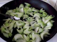家常菜芹菜炒羊肉做法图解5)