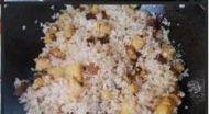 家常土豆腊肉焖饭做法图解16)