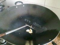 简单的酸菜炒肉做法图解4)
