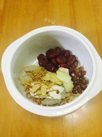 美味的天麻炖鱼头做法图解3)