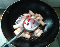 好吃的五花肉焖茄子做法图解6)