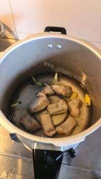 色泽鲜亮的糖醋排骨做法图解2)