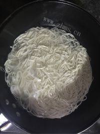美味的海鲜面做法图解1)