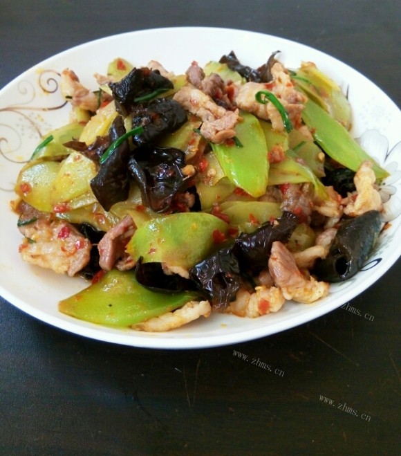芳香四溢的莴笋木耳炒肉片