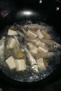 好吃的豆腐鲫鱼汤做法图解7)