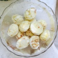 美味的板栗鸡爪汤做法图解4)