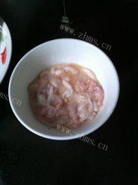 诱人的白菜炒肉丝做法图解2)