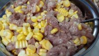可口的玉米瘦肉饺子做法图解3)