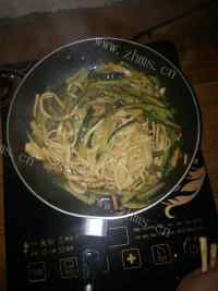 家常菜黄瓜炒豆皮做法图解6)