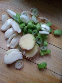 香气浓郁的白菜猪肉炖粉条做法图解2)