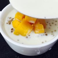 自制芒果西米露做法图解9)
