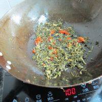 简易梅干菜炒虾做法图解4)