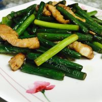 美味营养的蒜薹炒肉做法图解8)