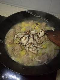 营养的白菜香菇肉丸煲做法图解9)