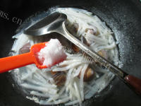 鲜美的萝卜圆蛤汤的做法图解六
