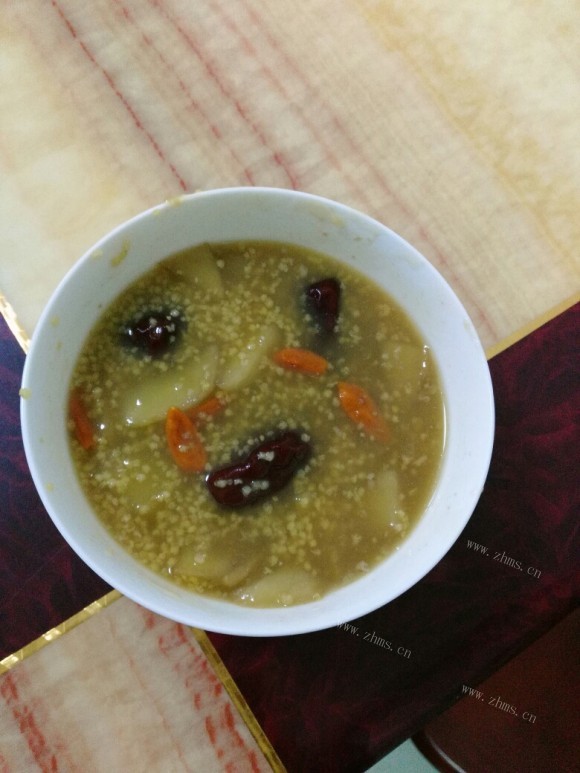色味俱佳的苹果小米粥