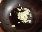 家常菜青椒茭白做法图解2)