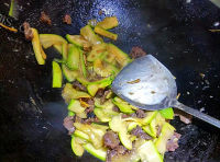 家常菜西葫芦炒牛肉做法图解5)