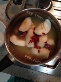 美味的鹌鹑雪梨汤做法图解5)