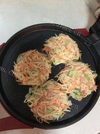 自制胡萝卜土豆饼做法图解7)