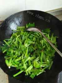 家常菜炒菠菜做法图解3)
