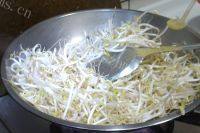 家常菜素炒绿豆芽做法图解8)