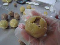 自制莲蓉蛋黄月饼做法图解11)