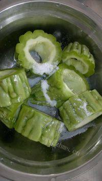 食欲满满的蒸酿苦瓜做法图解2)