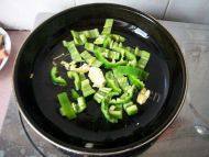 家常菜辣椒炒豆干做法图解4)