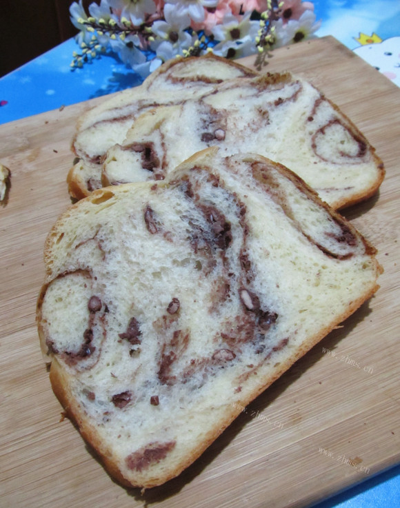色泽鲜亮的豆沙面包