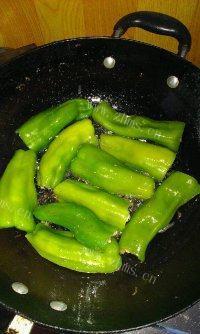 家常菜虎皮尖椒酿肉做法图解7)