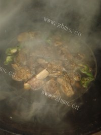 嫩滑姜辣牛肉煲做法图解4)