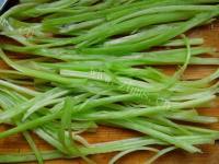 美味的芹菜虾仁做法图解1)