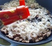 家常干炒牛河做法图解4)