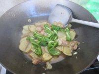 色香味俱全的尖椒土豆片做法图解10)
