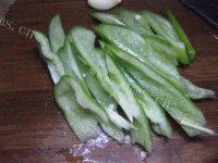 很有食欲的青椒炒花甲做法图解3)