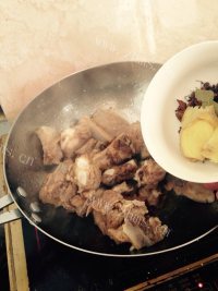 芳香四溢的红烧土豆排骨做法图解6)