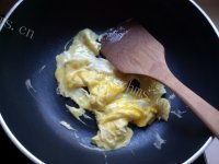 热腾腾的蒲公英炒鸡蛋做法图解3)