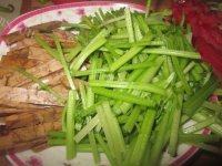 香芹炒豆干做法图解1)
