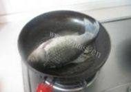 滋补的鲫鱼豆腐汤做法图解2)