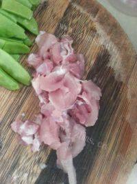 家常菜荷兰豆炒瘦肉做法图解2)