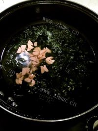 色泽鲜亮的紫菜蛋花汤做法图解5)